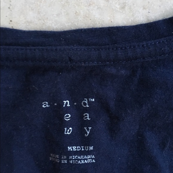 Basic v neck fitted tee 👌🏼❤️🌵☀️ - Picture 3 of 4